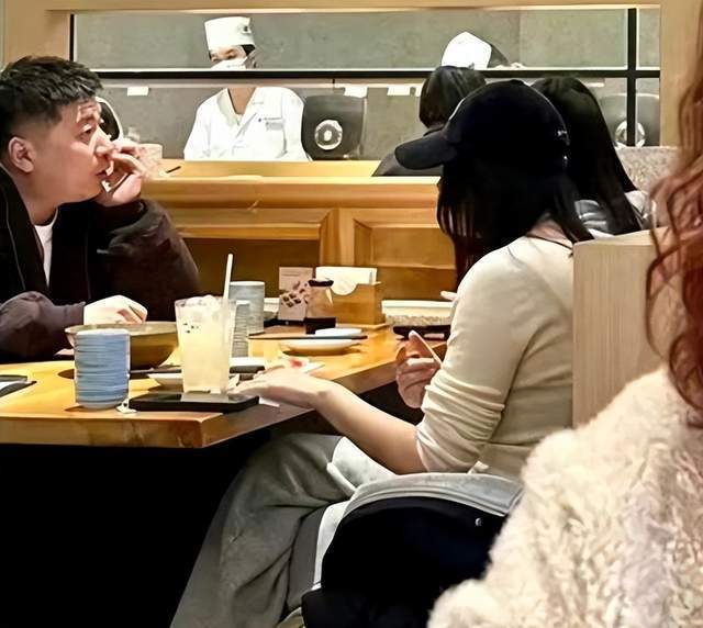 原創心疼！張雪峰女兒網上收藏一家三口就餐畫面，找尋爸爸生前身影