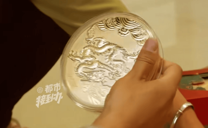 丈夫突發腦出血，妻子意外在床底發現200多枚金幣，當場急瘋：“這日子沒法過了”