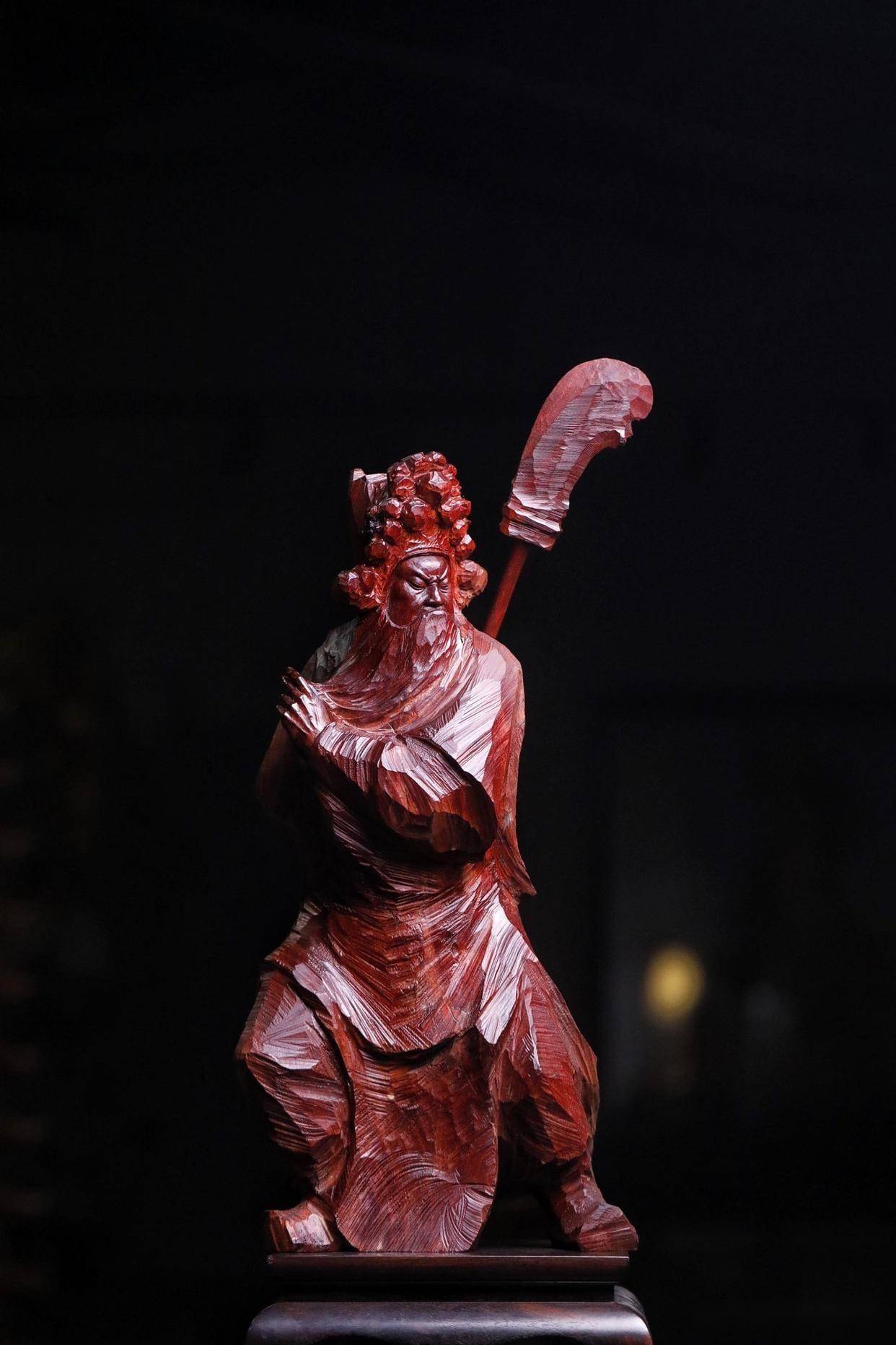 龍眼木“戲曲關公”非遺大師手作，整料刀法老辣縱橫，酣暢淋漓。取戲曲之神韻，關公神威凜凜，形神兼備。為收藏供奉、案頭陳設之上品。#清明踏春行# #關公#