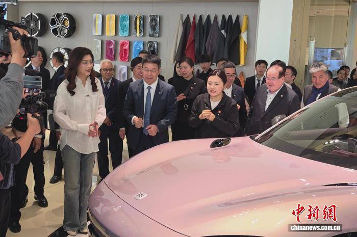 鄭麗文參觀小米汽車工廠：“只有一個字，贊！”