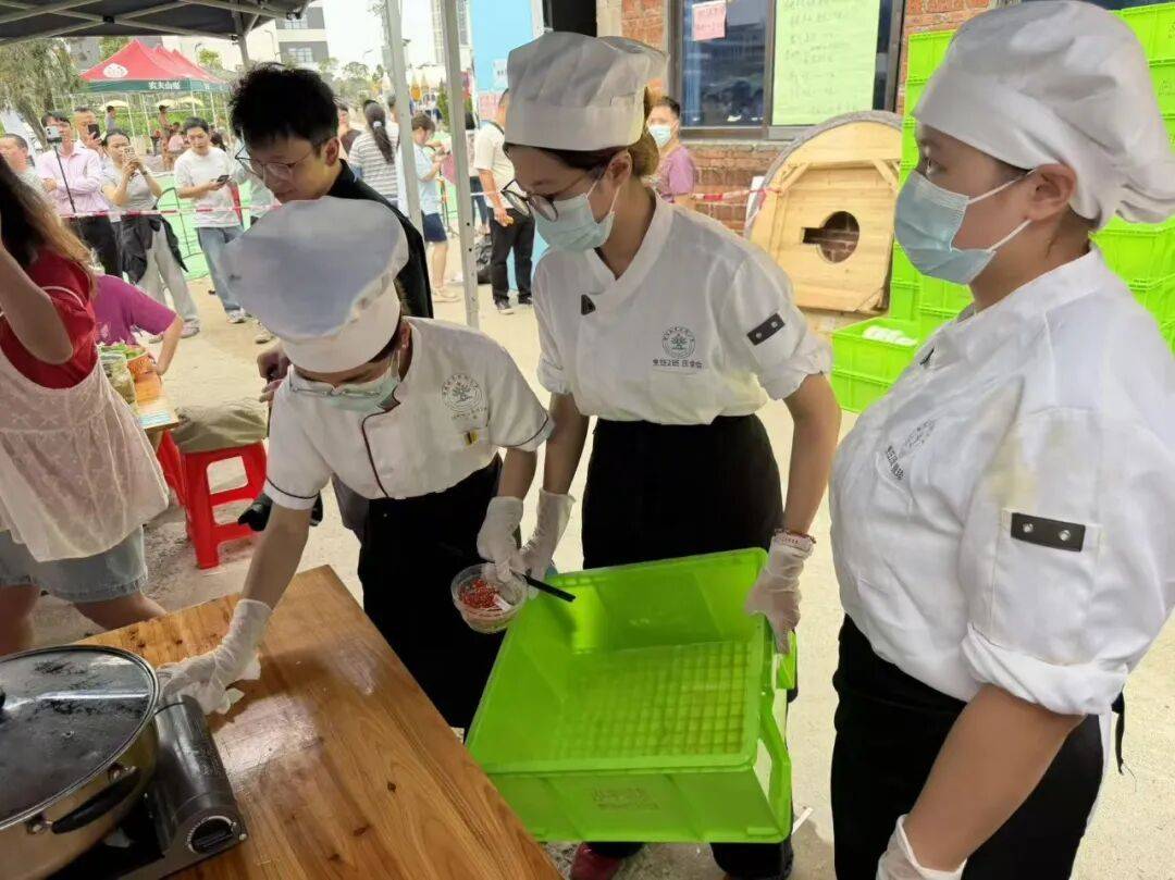 一群大學生，“扛”下莫氏雞煲週末客流高峰