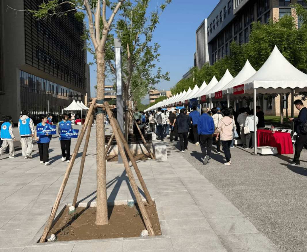 一邊大學擴招還提前搶人，一邊大廠不要大學生：背後訊號很明顯了