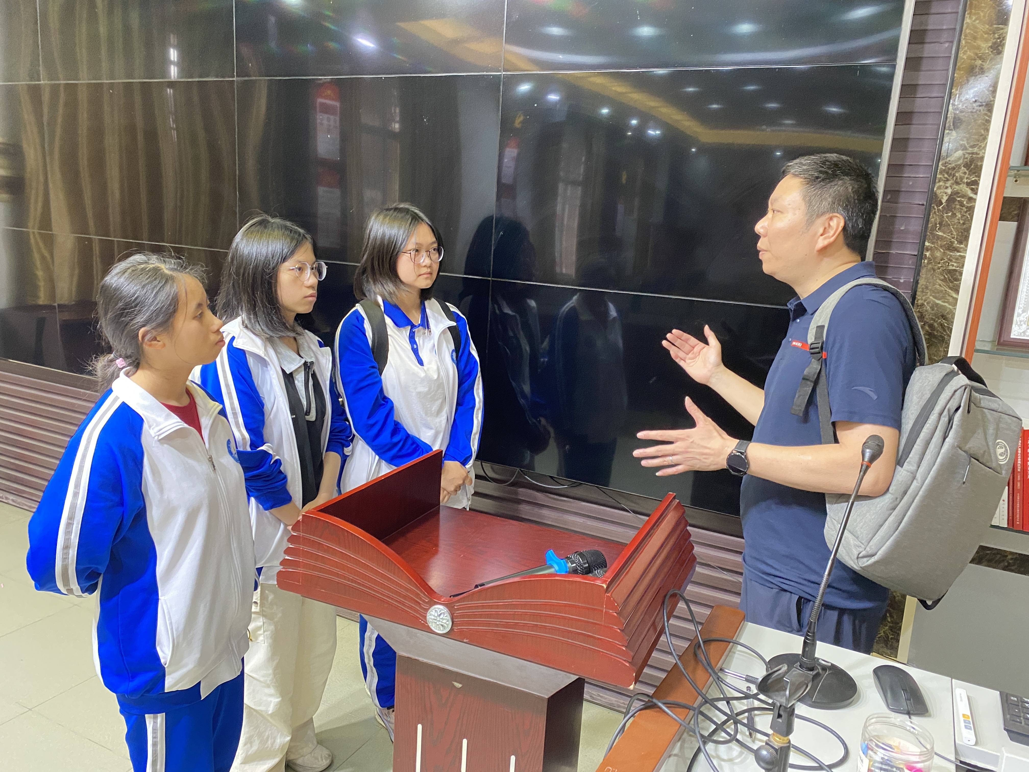 肇慶學院與廣利實驗中學聯合舉辦校園科技節