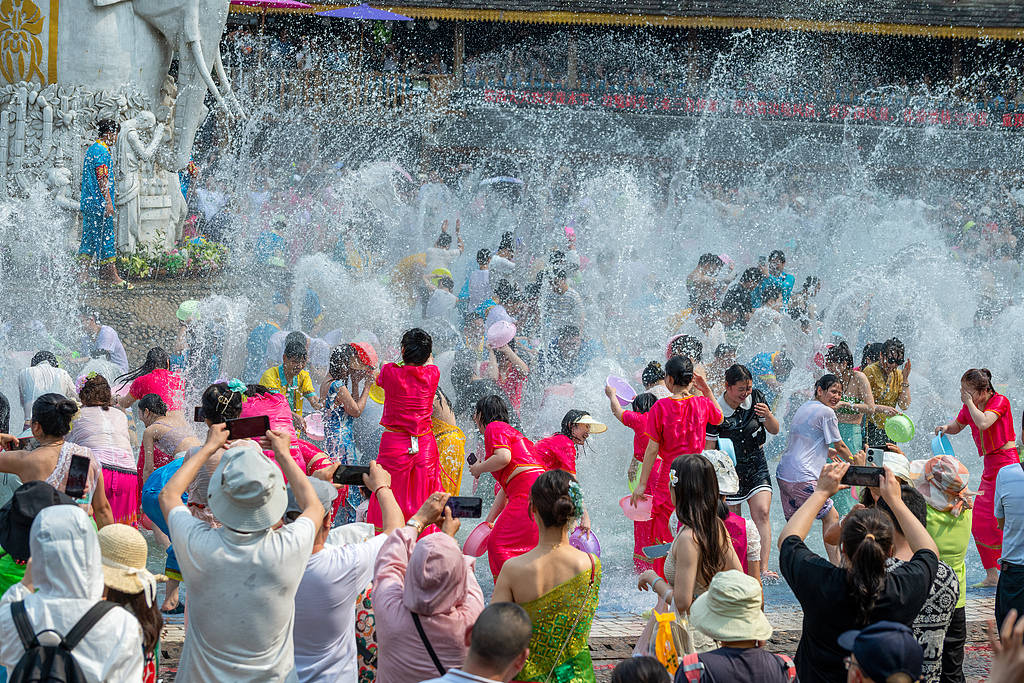 用高壓水槍圍攻女性，耍流氓不嚴懲令潑水節蒙羞