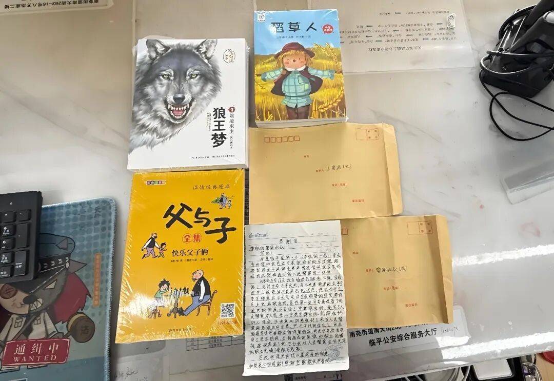 杭州7歲男孩撿到電話手錶，民警跑專賣店充電尋人，失主送來圖書感謝
