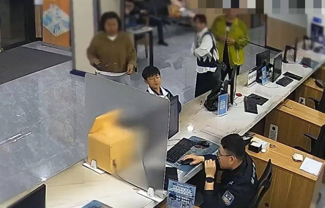 杭州7歲男孩撿到電話手錶，民警跑專賣店充電尋人，失主送來圖書感謝