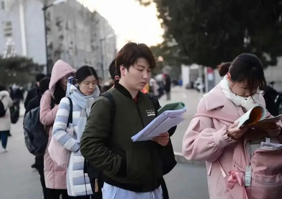 原創三年減少131萬人，考研“退燒”後，市場降溫還是分化？