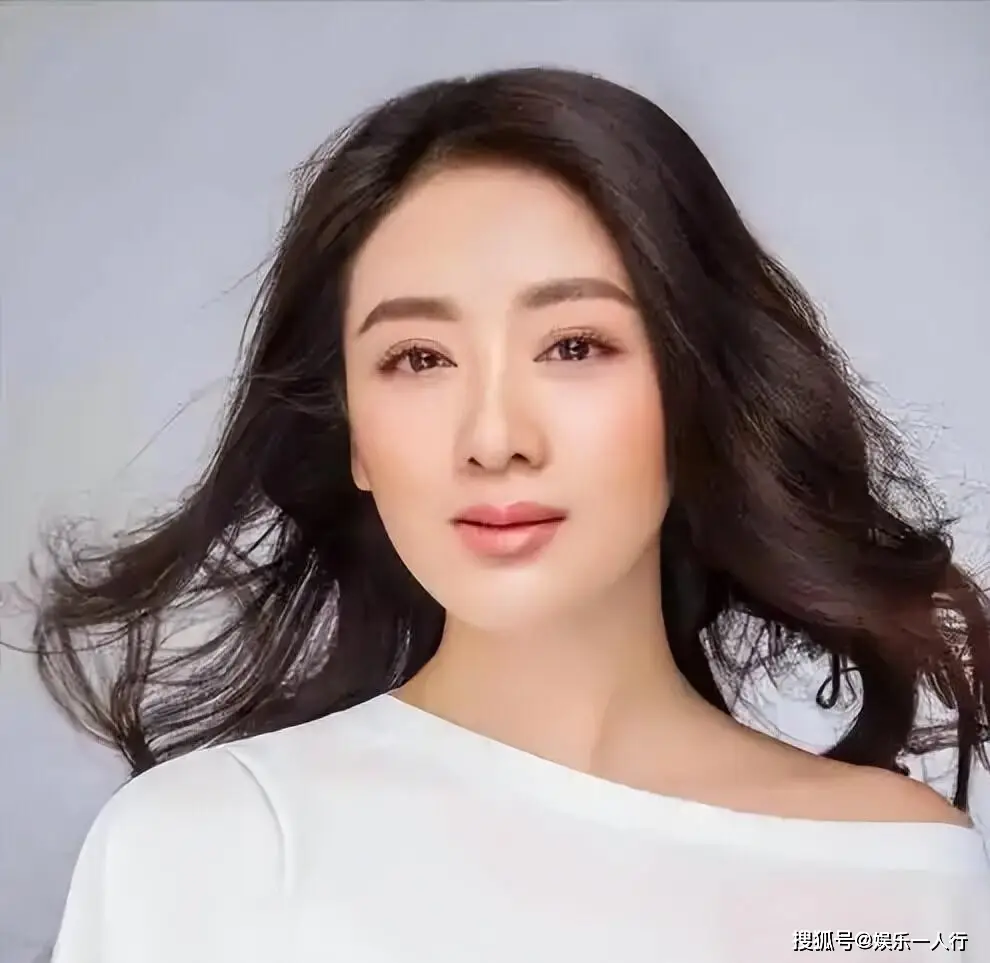 原創47歲小李琳復出拍戲朝粉絲翻白眼，經超順利定居北京，繼女在美國留學，9歲女兒很可愛