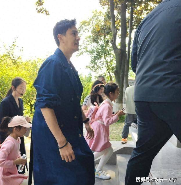 原創47歲小李琳復出拍戲朝粉絲翻白眼，經超順利定居北京，繼女在美國留學，9歲女兒很可愛