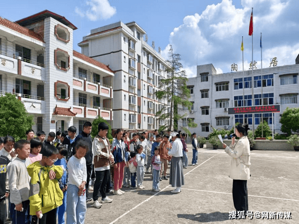 巴州區關渡小學消防安全知識培訓暨消防應急疏散演練