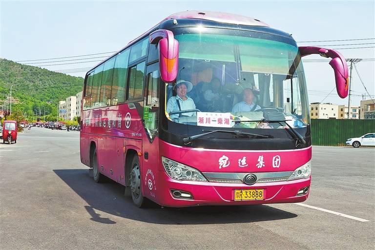 中國最“固執”客運班車 47年情暖移民（堅定不移沿著習近平總書記指引的方向奮勇前進）
