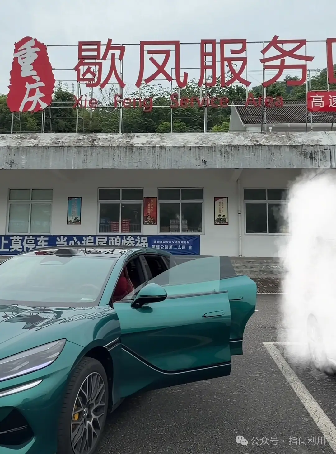 4名大學生連夜開車1300多公里，自費5200多元送校友回家奔喪……