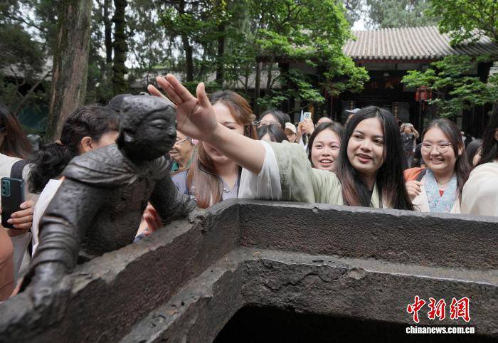 外國留學生武侯祠裡“夢迴三國” 沉浸式體驗傳統遊藝