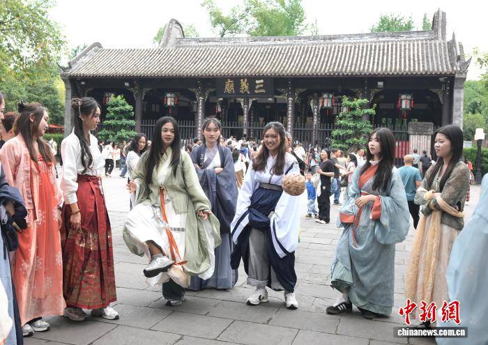 外國留學生武侯祠裡“夢迴三國” 沉浸式體驗傳統遊藝