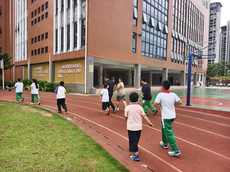 長沙一小學校長帶49名“小胖墩”每天跑步，有學生已減重5斤