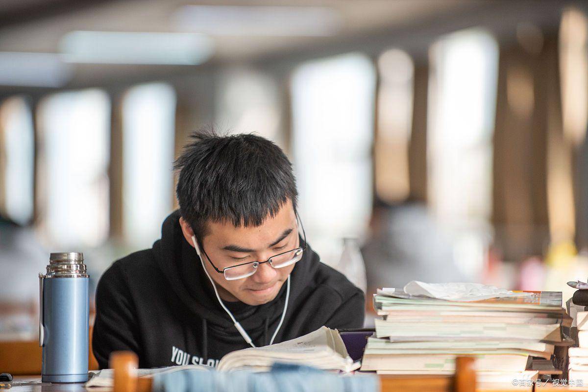 有很多同學主觀的認為，有了研究生學歷之後，工作就會容易找，就業會變得很容易，這種想法其實是錯誤的。根據最近兩年的考研情況來看，2025年的考研人數比2024年的考研人數少了50萬人，2026年的考研人數比2025年的考研人數又少了43萬，僅僅兩年的時間，考研人數減少了100萬，這說明這些年...