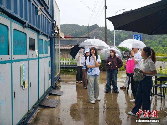 外國留學生走進浙江寧波奉化 見證海洋垃圾“變廢為寶”