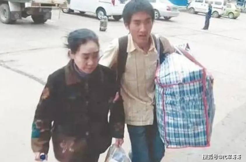 原創18年前，背“瘋母”上大學的劉秀祥，拒絕55萬年薪工作，如今怎樣了？