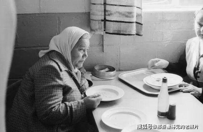 老照片 1955年波蘭移民在英國 和現在的移民截然不同