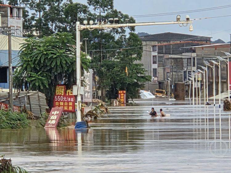 汪洋之上：暴雨如注的潰壩洪災裡，一所中學“孤島”的48小時