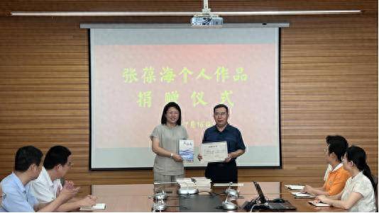 張葆海向濰坊市圖書館捐贈個人作品