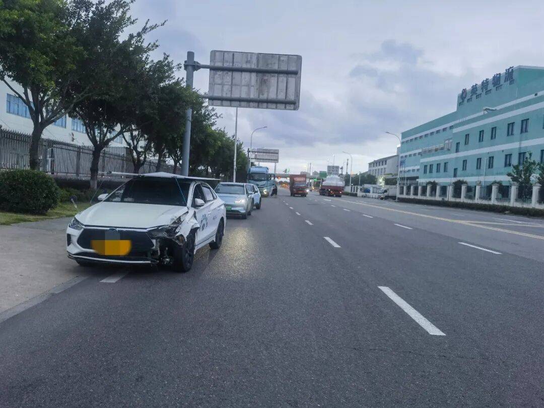 太驚險！溫州一駕校訓練場，學員一腳踩錯把駕校門“拆了”