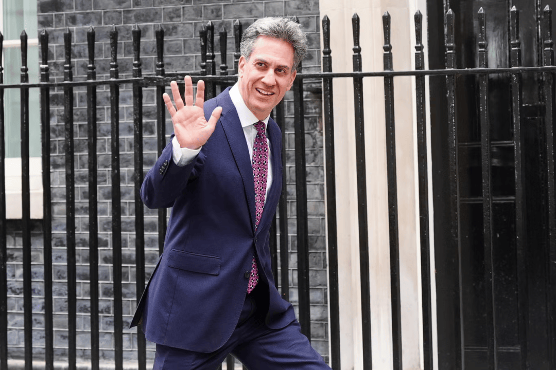 英國新首相剛上任就送福利！全國降電費，補貼公務員搬家曼城！特朗普不滿新外相米利班德...
