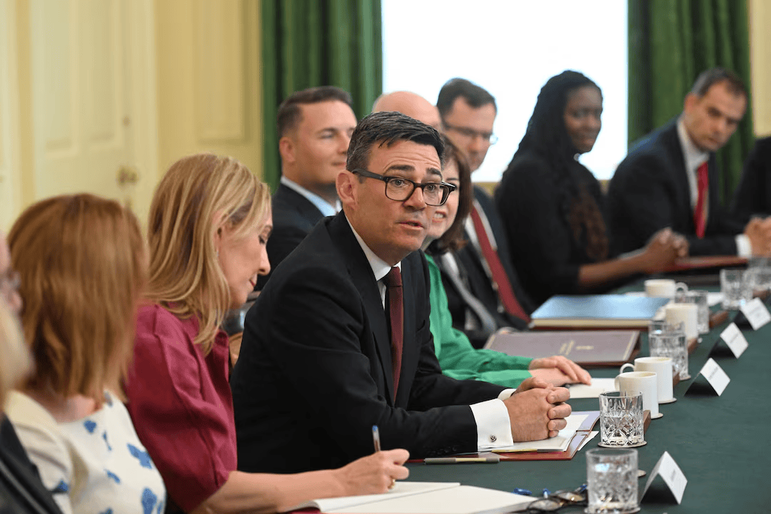 英國新首相剛上任就送福利！全國降電費，補貼公務員搬家曼城！特朗普不滿新外相米利班德...