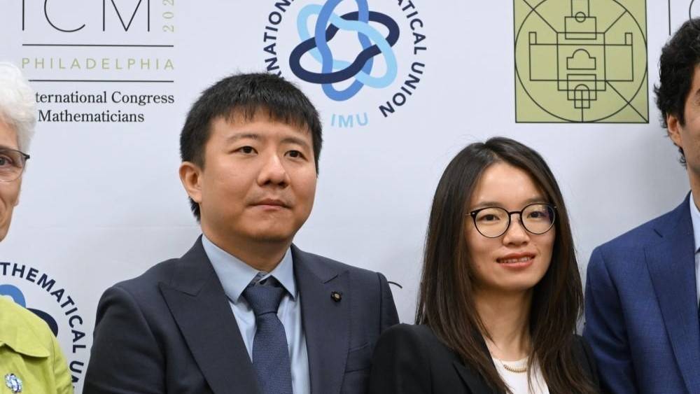 中國學者鄧煜、王虹首獲菲爾茲獎，數學突破與動漫情懷同耀國際舞臺