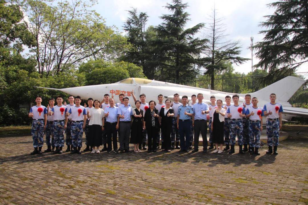 華師一附中18位學生，同一天拿到了空軍航空大學錄取通知書