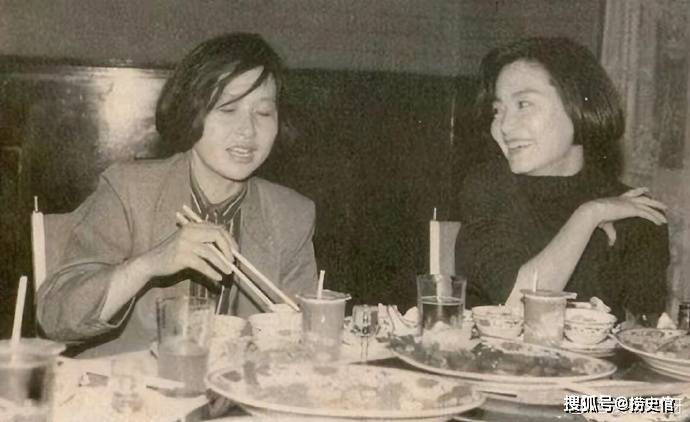 原創老照片：林青霞聲名鵲起，姐姐只是河南小學教師，1990年姐妹倆在長春相見，相擁而泣
