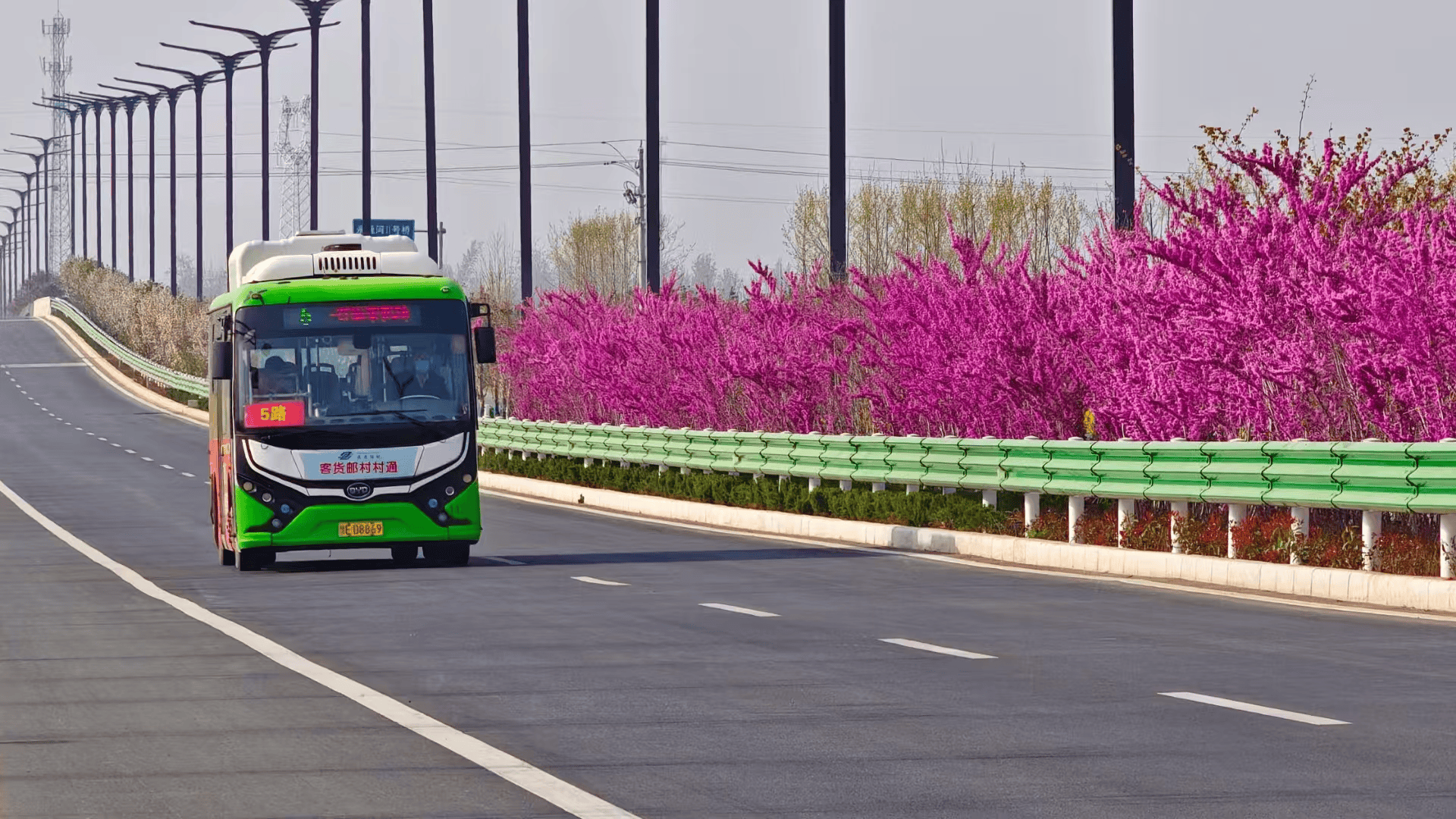 公交車“兼職”送快遞 助力打通農村物流“最後一公里”