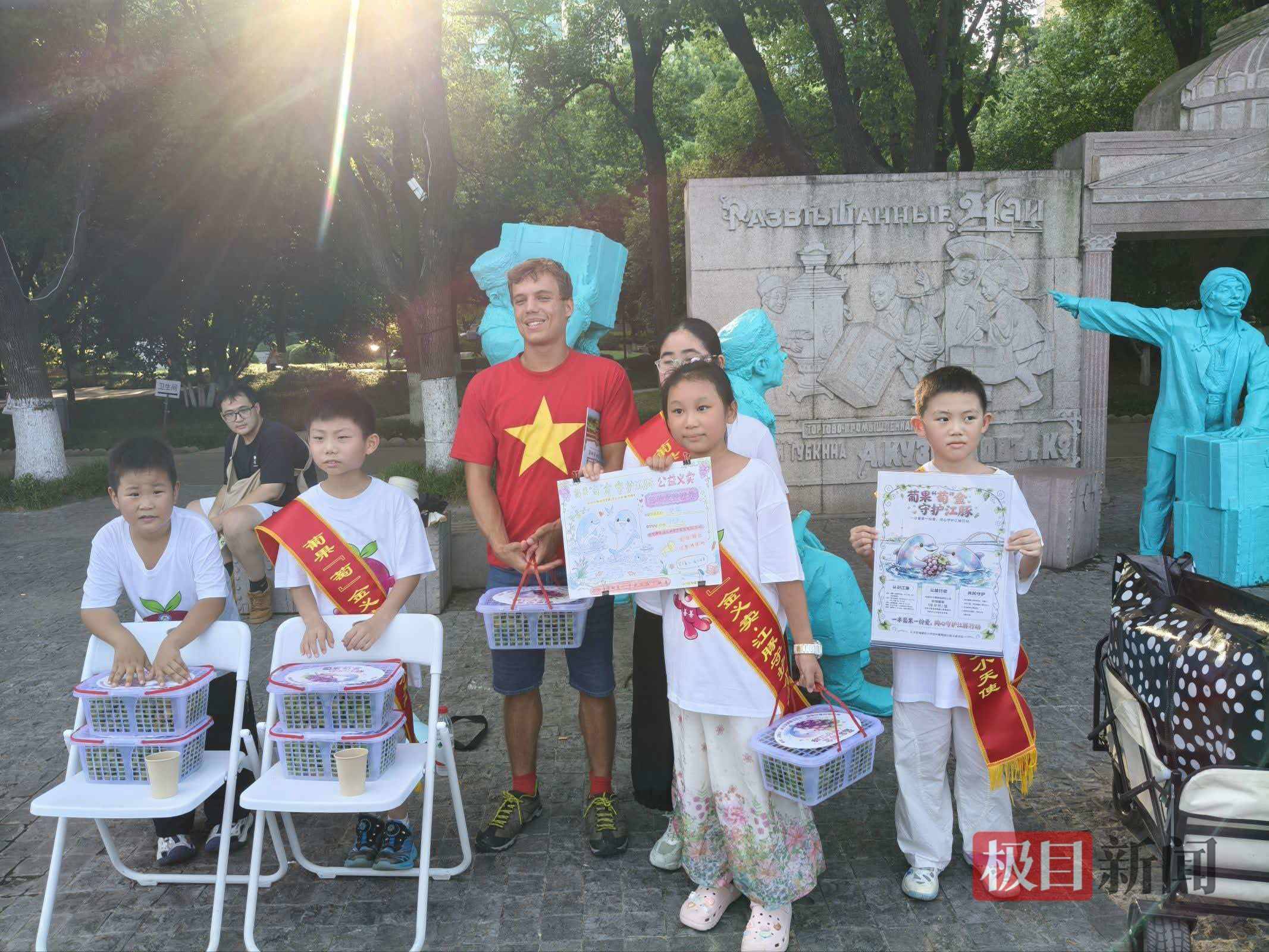 1555.5元愛心款已到賬！武漢小學生用一筐筐葡萄，為江豚“加餐”