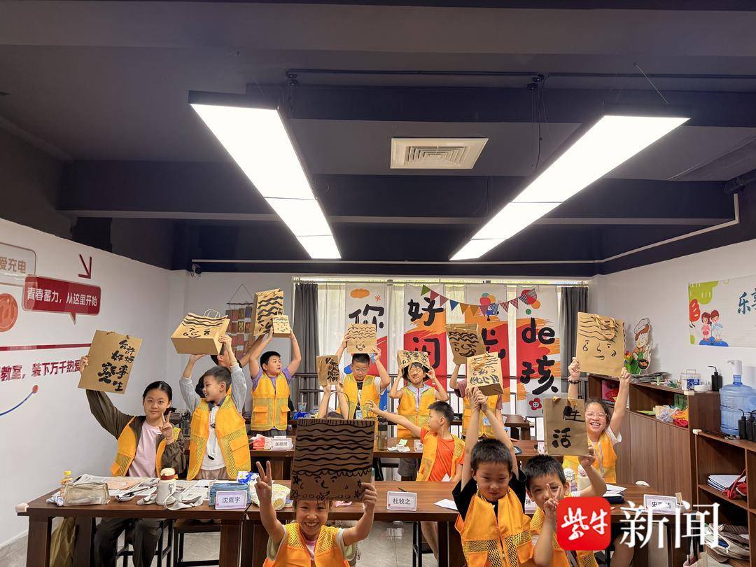 蘇州市相城區黃橋街道:筆墨玩出新花樣 牛皮紙袋上解鎖趣味書法
