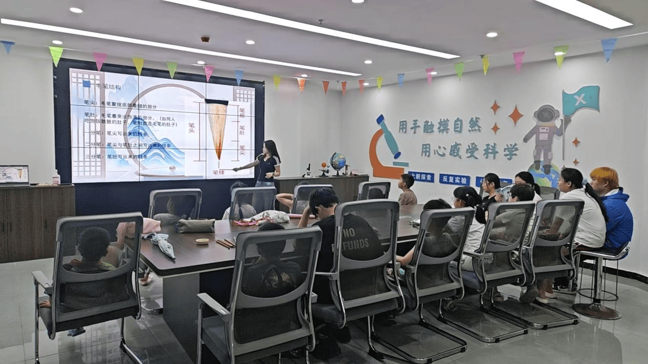 蚌埠解放街道民政服務站助力二鋼社羣 暑假公益課堂開展 墨趣童心書法奇妙之旅活動