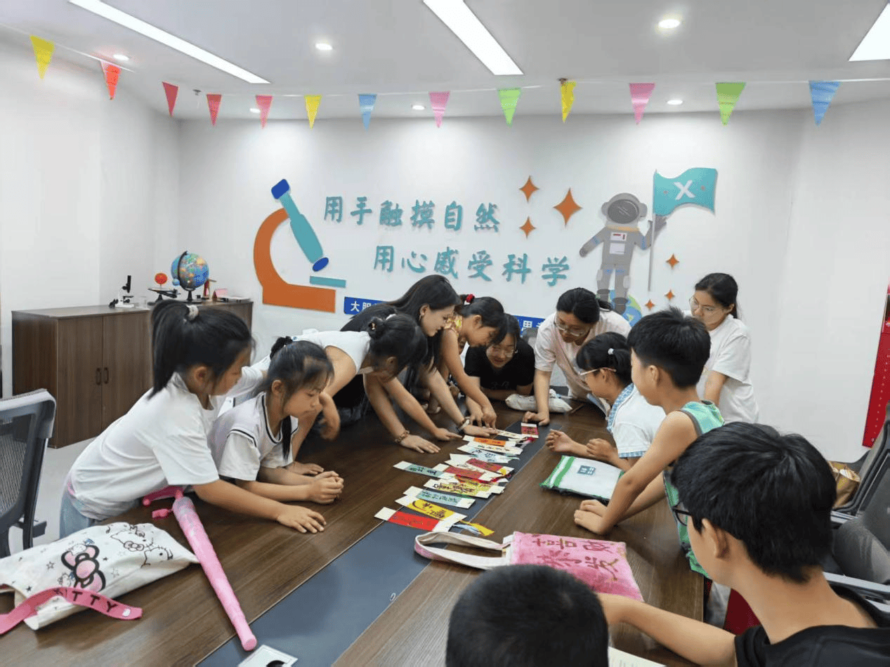 蚌埠解放街道民政服務站助力二鋼社羣 暑假公益課堂開展 墨趣童心書法奇妙之旅活動