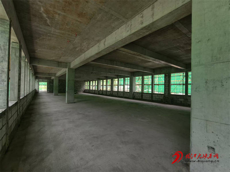 瀘水新城中學建設專案主體結構全面封頂