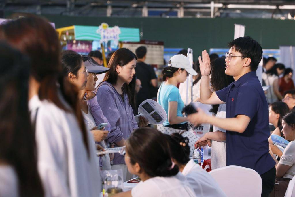 啤酒節遇上招聘會：3500餘個崗位“搬進”金沙灘啤酒城
